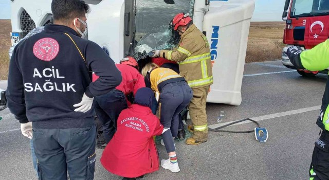 Bandırmada kadın kamyon sürücüsü kazada yaralandı