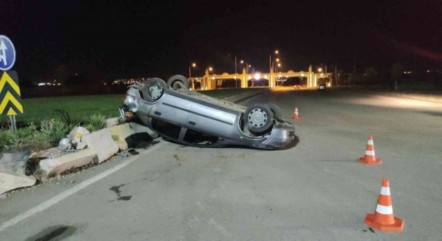 Bankete çarpan araç takla attı: 3 yaralı