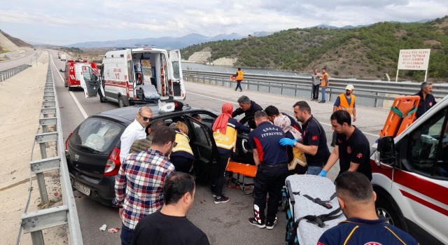 Bariyerlere çarpan otomobilde bulunan 2 kişi yaralandı