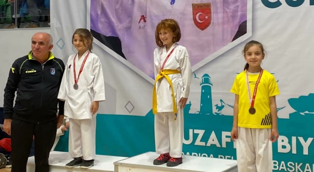 Başiskele Belediyespor Darıcada madalyaları topladı