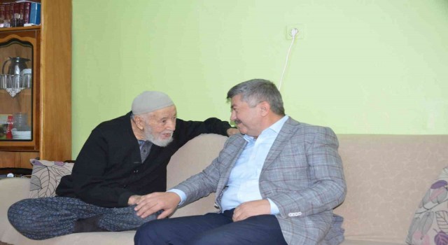 Başkan Akçadurak, yaşlıları ziyaret etti