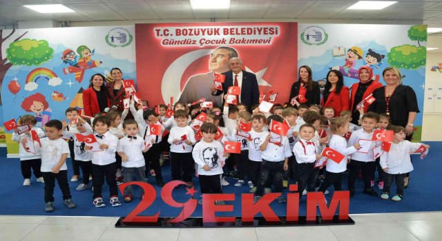 Başkan Bakkalcıoğlu, Cumhuriyet Bayramını minik öğrencilerle kutladı