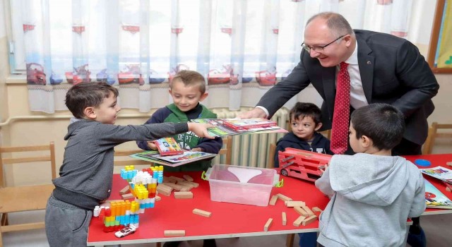 Başkan Bilginden öğrencilere kitap hediyesi