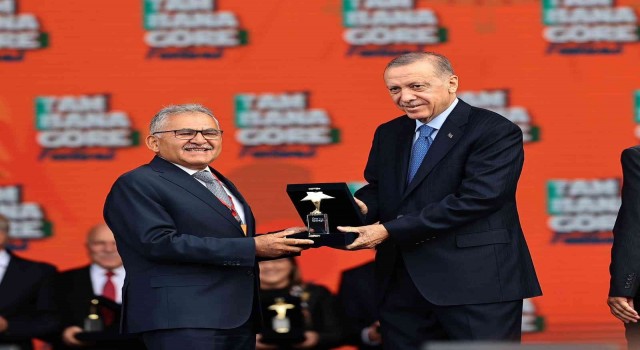 Başkan Büyükkılıç, Gençlik Festivalinde Cumhurbaşkanı Erdoğanın elinden ödül aldı
