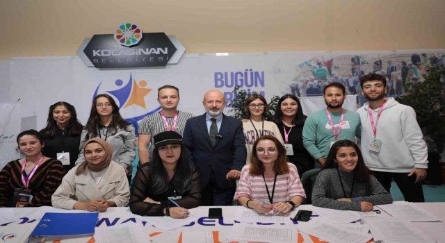 Başkan Çolakbayrakdar Kitap Fuarında şiir okudu