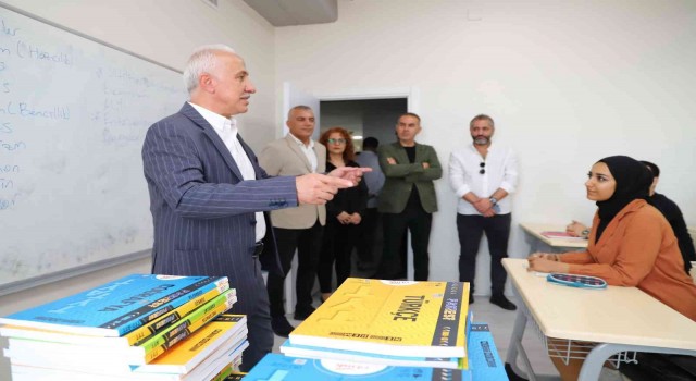 Başkan Gültak, üniversiteye hazırlanan öğrencilere kaynak kitaplar hediye etti