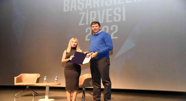 Başkan Odabaşı, Başarısızlık Zirvesinde gençlere seslendi: En iyiyi hedefleyin