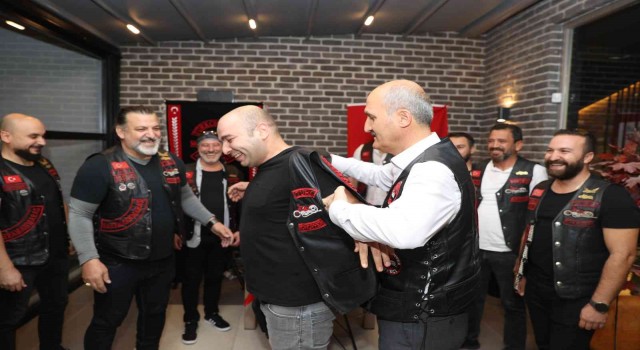 Başkan Okay, motosiklet tutkunlarına yelek giydirdi