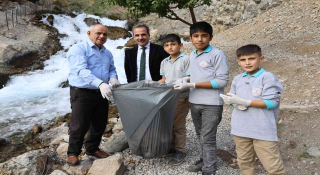 Başkan Öztürk öğrencilerle birlikte çevre temizliği yaptı