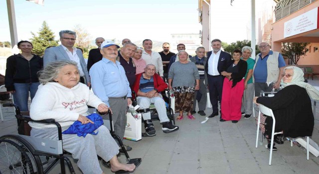 Başkan Sandaldan huzurevine anlamlı ziyaret