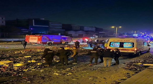 Başkentte tır refüje çarptı: 2 yaralı