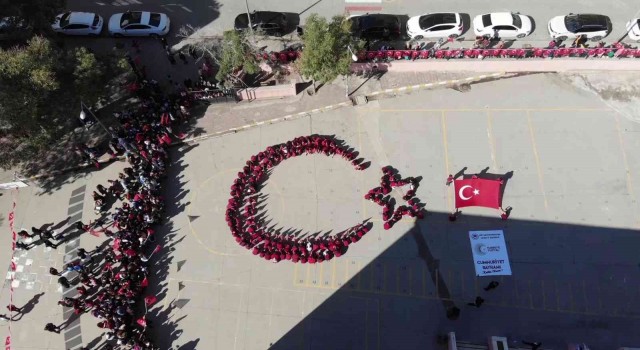 Batmanda Cumhuriyet Bayramı Türkçe ve Kürtçe halaylar eşliğinde kutlandı