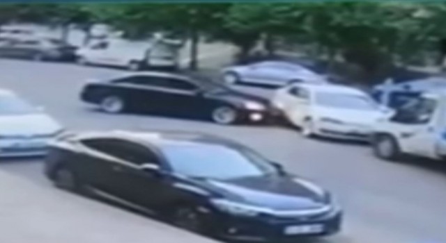Batmanda dikkatsiz sürücü park halindeki araca vurup kaçtı
