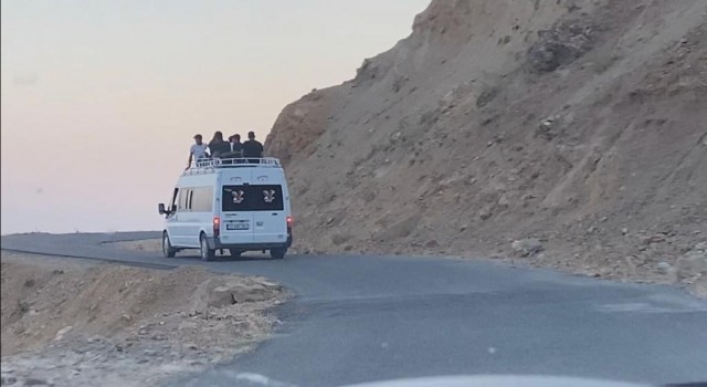 Batmanda tehlikeli yolculuk: 10 kilometre boyunca canlarını hiçe saydılar