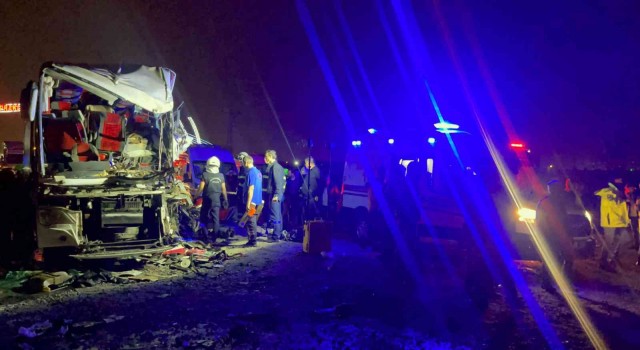 Batmandan Diyarbakır istikametine seyir halinde olan otobüs ile tırın karıştığı trafik kazasında 1 kişi hayatını kaybetti, 22 kişi yaralandı.