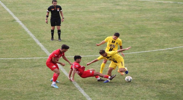 Bayburt Özel İdarespor evinde Somaspora 3-0 yenildi