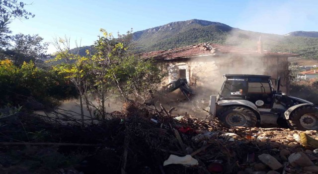 Bayırköyde metruk binalar tek tek yıkılıyor