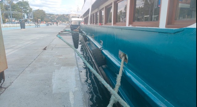 Bebek Sahilindeki akıl almaz kaza kameraya yansıdı: Motosikletli gençler denize uçtu