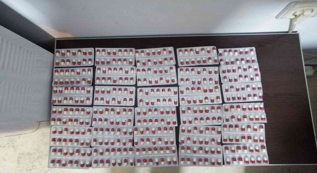 Bekçilerin durdurduğu motosikletten 402 sentetik hap çıktı