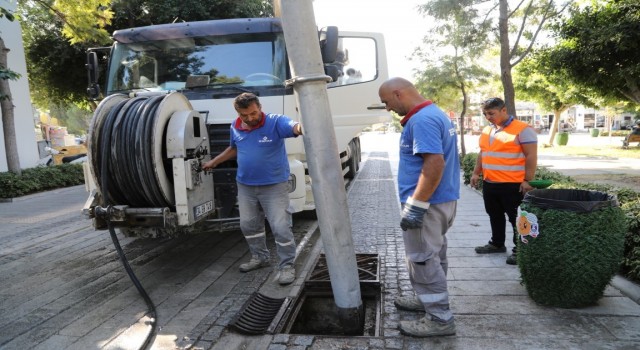 Belediye ekipleri yağmur hatlarında