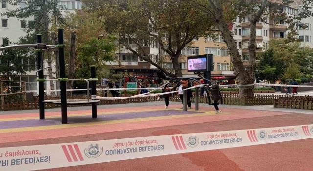Belediyenin şeritlerle kapattığı parkta tehlikeli oyun
