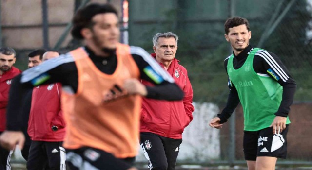 Beşiktaş yeni hocası Şenol Güneş yönetiminde çalıştı