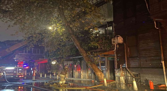 Beşiktaşta 2 katlı ahşap binada bulunan lüks kafe alev alev yandı