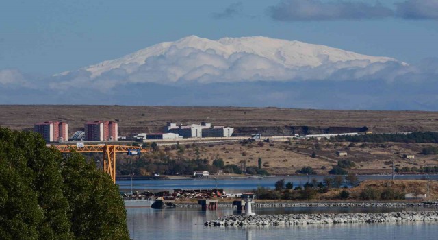 Beyaza bürünen Süphan Dağı görüntüsüyle hayran bıraktı