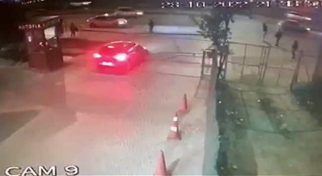 Beylikdüzünde ilginç kaza: Otomobil sürgülü kapıya vurdu, 3 kişi yaralandı