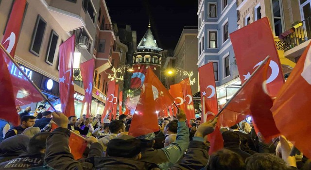 Beyoğlunda Cumhuriyetin 99. yılına özel fener alayı yürüyüşü düzenlendi