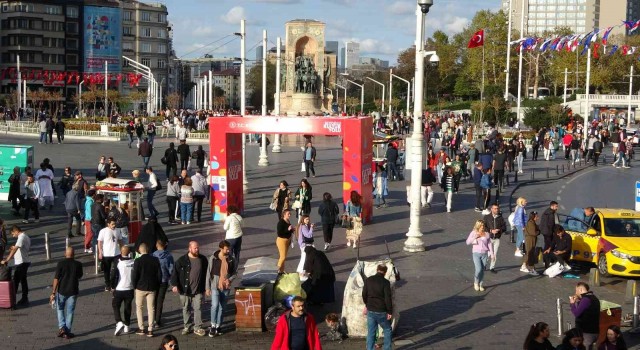 Beyoğlunda gece yakalanan dilenciler sabah dilenmeye devam etti