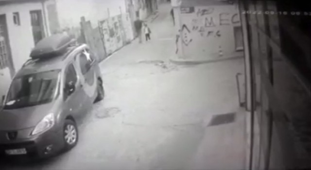 Beyoğlunda kızını okula bıraktığı esnada silahlı saldırıya uğradı