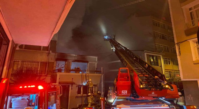 Beyoğlunda metruk binada başlayan yangın 5 binaya sıçradı, yükselen alevler geceyi aydınlattı