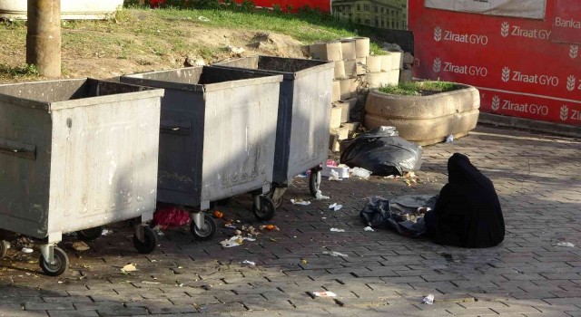 Beyoğlunda zabıtayı isyan ettiren olay: Vatandaş yakalanan dilenciye para verdi