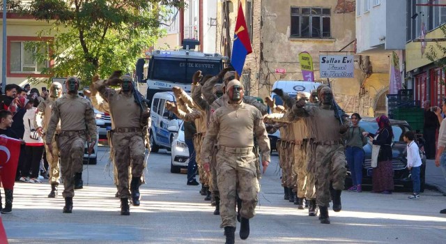 Bilecikte komandoların geçit töreni ayakta alkışlandı