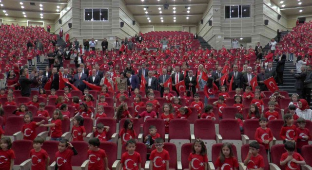 Bin 200 minik öğrenci ile 29 Ekim Cumhuriyet Bayramı Konseri