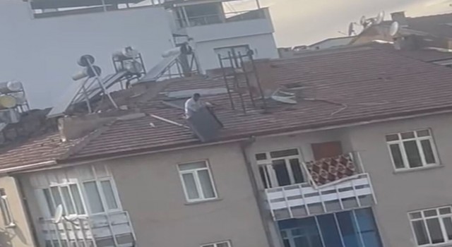 Binanın çatısından güneş panelini aşağı attı, vatandaşların canını hiçe saydı
