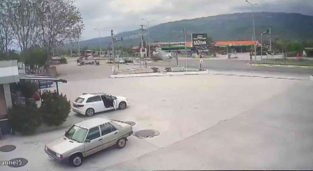 Birisi ağır iki polisin yaralandığı trafik kazası güvenlik kamerasına yansıdı