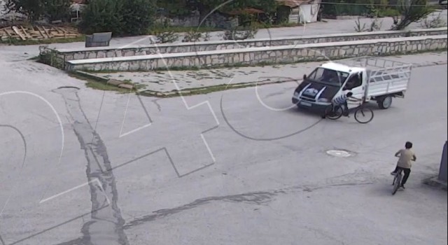 Bisikletli çocuğun ölümden döndüğü kaza saniye saniye kaydedildi