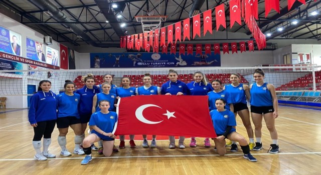 “Bizim Kızlar” Cumhuriyet Bayramını sahada kutladı