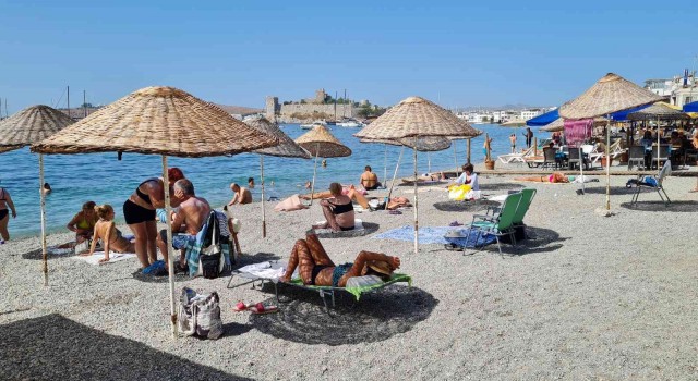 Bodrumda sıcaklık 35 dereceye çıktı, sahiller Temmuz ayını aratmadı