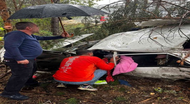Boluda kontrolden çıkan otomobil ormana uçtu: 4 yaralı