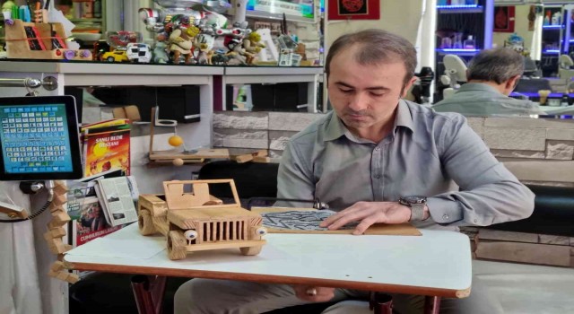 Boş zamanlarında ahşap oymacılığı yaparak unutulmaya yüz tutmuş zanaatı yaşatıyor
