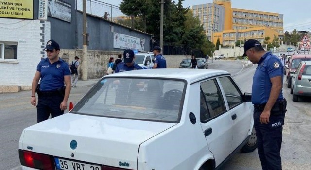 Bucada okul önlerinde emniyet sağlanıyor