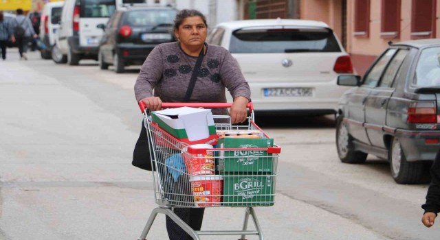 Bulgarlar Edirnede market arabalarıyla alışveriş yarışına girdi