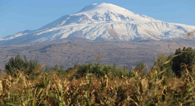 Bulutlar çekildi, Ağrı Dağının ihtişamı ortaya çıktı