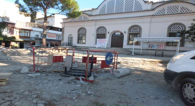 Burhaniye Koca Camide bitmeyen çalışmalar tepkiye neden oldu