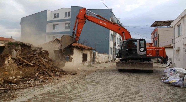 Burhaniye metruk binalardan kurtuluyor