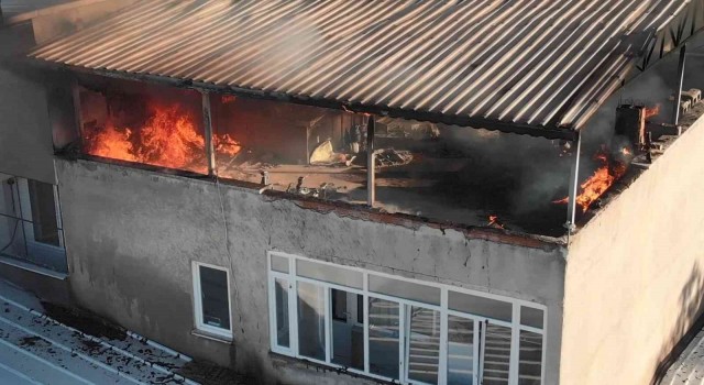 Bursada 5 katlı apartmanın çatı katında çıkan yangın korku dolu anlar yaşattı