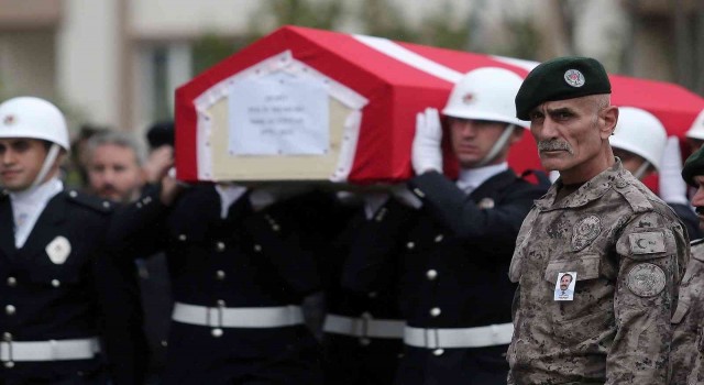 Bursada aile içi şiddet oalyına müdahale ederken şehit olan polis memuru için tören düzenlendi